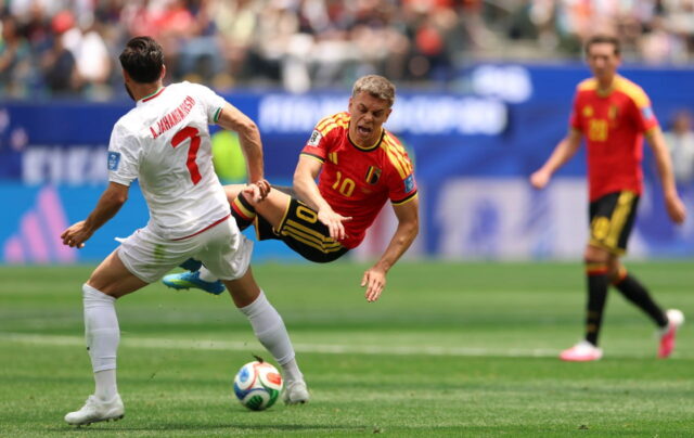 Belgiens Leandro Trossard flyger genom luften i en duell mot Iran