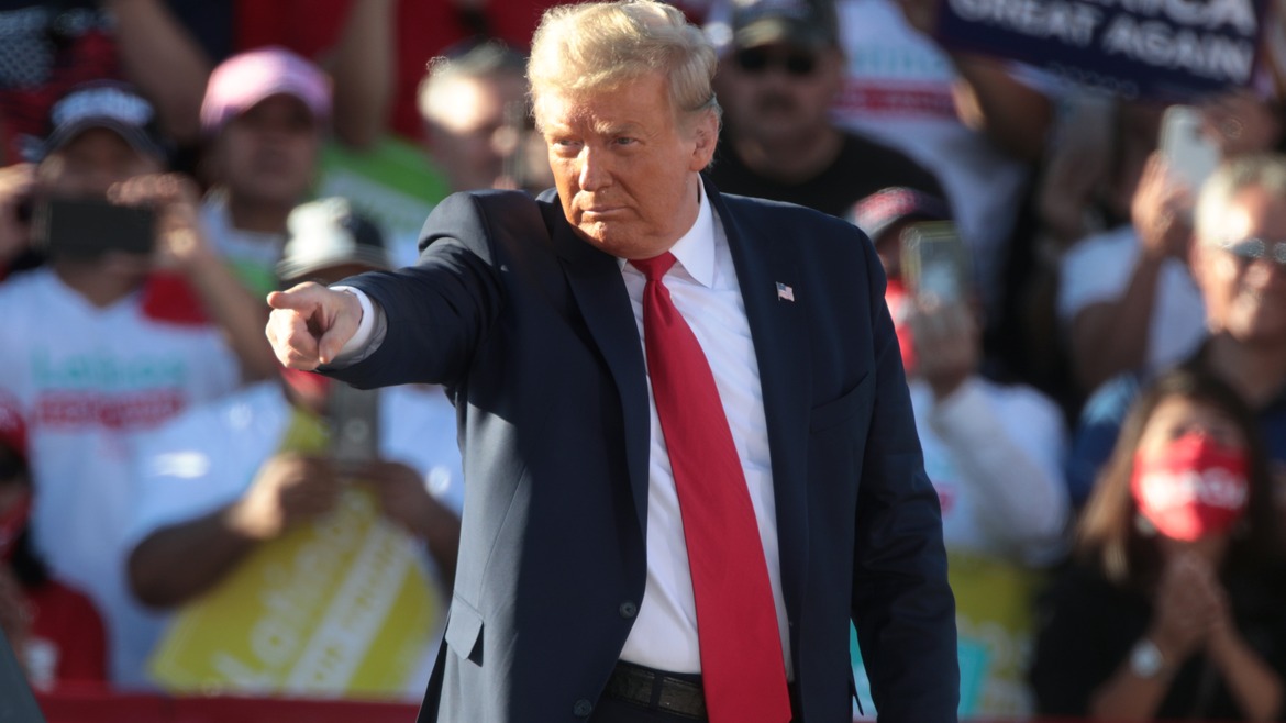 Donald Trump talar vid ett MAGA-valmöte