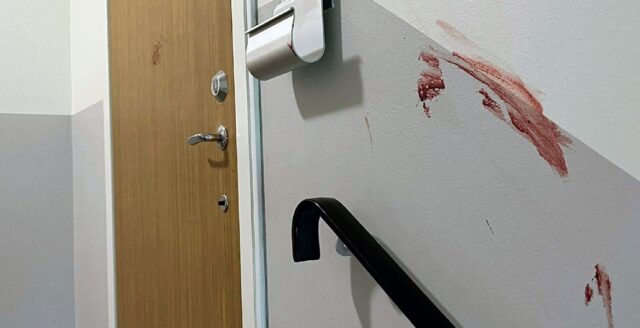 Blodspår på väggen i ett trapphus i Hässleholm