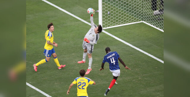 Jacob Widell Zetterström räddar bollen framför mål under Sverige mot Frankrike i fotbolls-VM