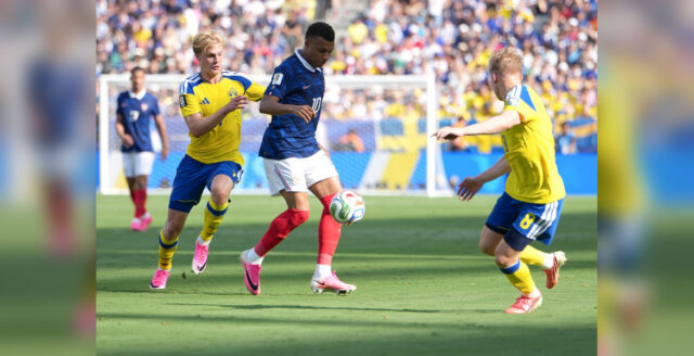 Lucas Bergvall i kamp med Kylian Mbappé under Sverige mot Frankrike i fotbolls-VM