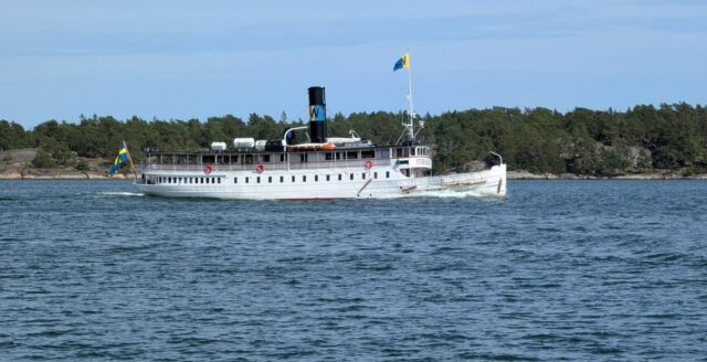 Ångfartyget S/S Storskär på väg genom Stockholms skärgård.