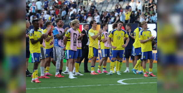 Det svenska laget tackar supportrarna efter matchen i fotbolls-VM