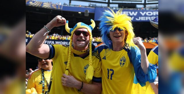Svenska supportrar i gula landslagströjor på plats i New Jersey under fotbolls-VM