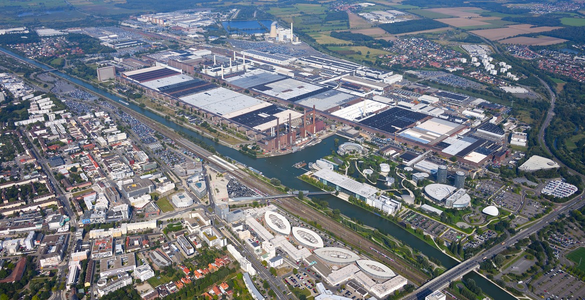 Flygbild över Volkswagenfabriken i Wolfsburg i Tyskland.