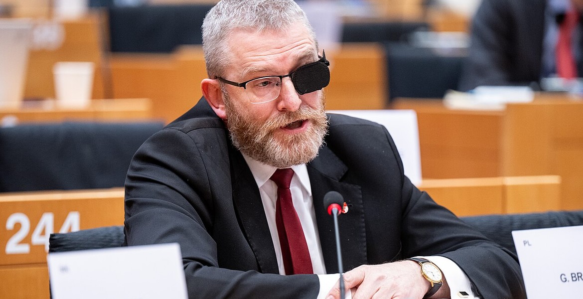 Grzegorz Braun talar vid ett utskottsmöte i Europaparlamentet
