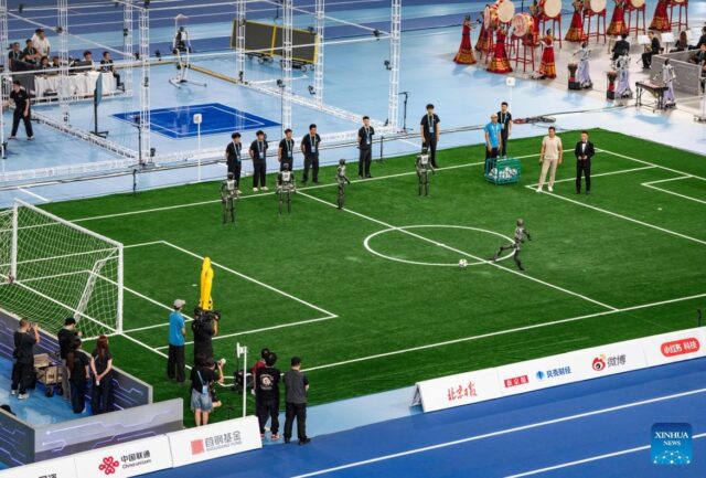 Humanoidrobotar spelar fotboll under World Humanoid Robot Games i Peking.