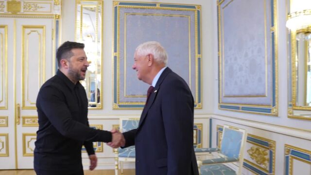 Lindsey Graham och Volodymyr Zelenskyj skakar hand i Kiev.