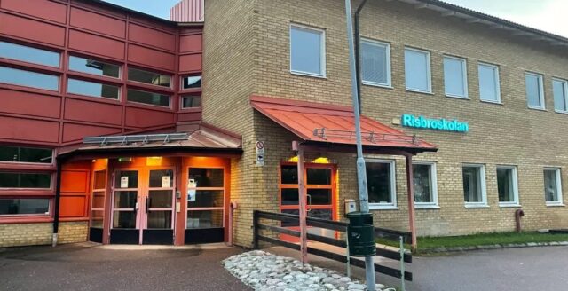 Gången fram till entrén på Risbroskolan i Fagersta