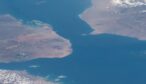 Bab el-Mandeb sett från rymden, med kusterna på båda sidor och ön Perim i sundet.