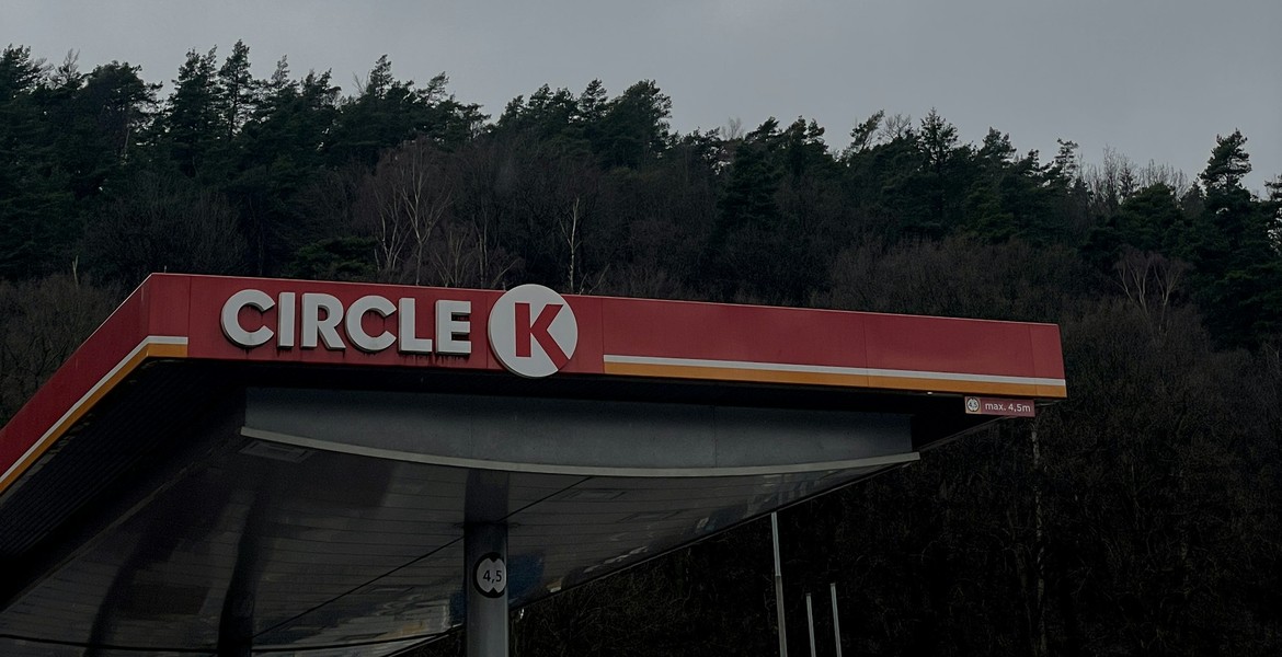 Circle K-tak över en bensinstation i Sverige.