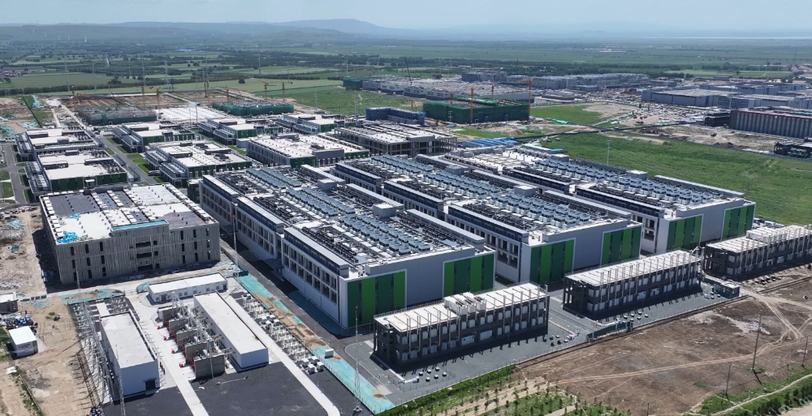 Flygbild över ett stort modernt datacenterområde i Ulanqab i Inre Mongoliet.