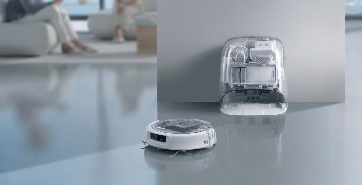 DJI Romo 2 framför sin genomskinliga basstation