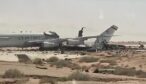 Ett skadat amerikanskt E-3 Sentry med avbruten stjärt vid flygbasen Prince Sultan i Saudiarabien.