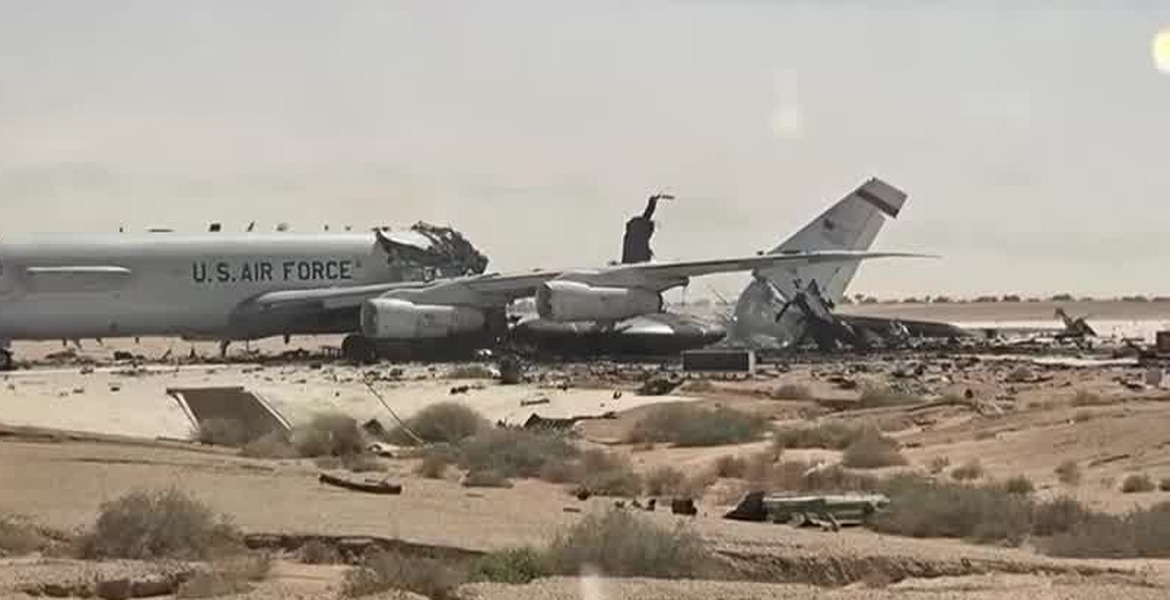 Ett skadat amerikanskt E-3 Sentry med avbruten stjärt vid flygbasen Prince Sultan i Saudiarabien.