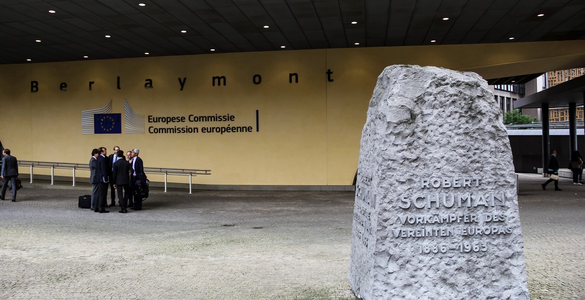 Människor utanför EU-kommissionens Berlaymontbyggnad vid Schumanplatsen i Bryssel