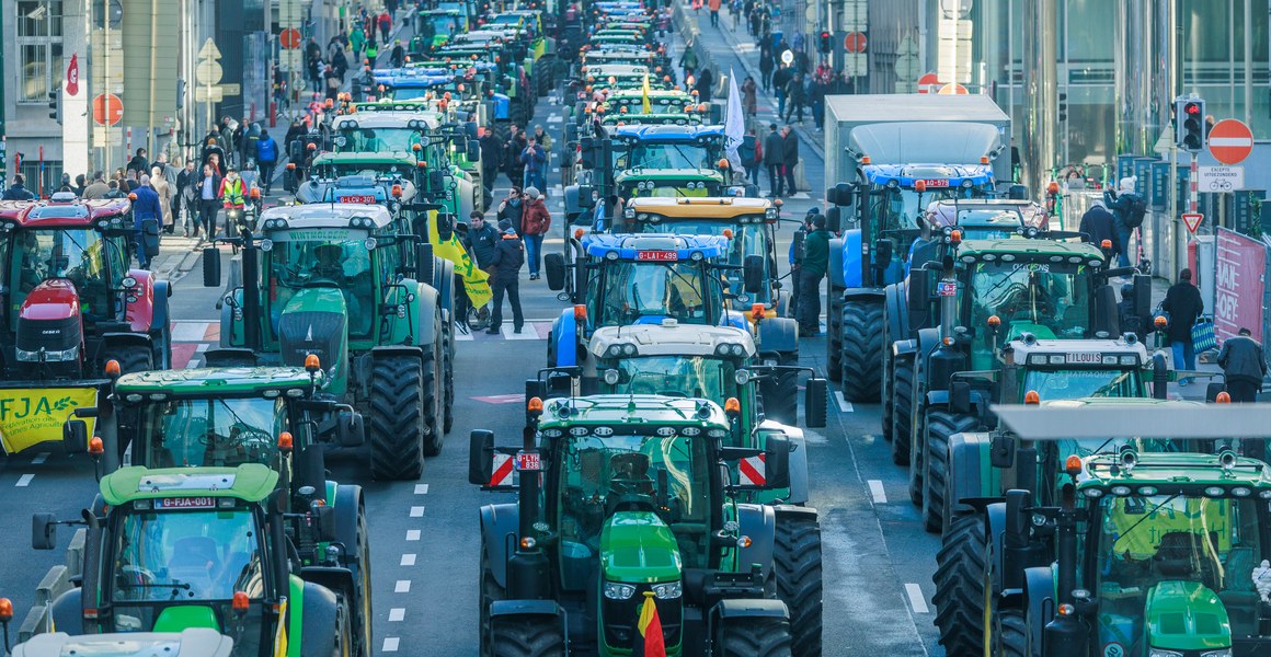 Traktorer i EU-kvarteren i Bryssel under en bondeprotest