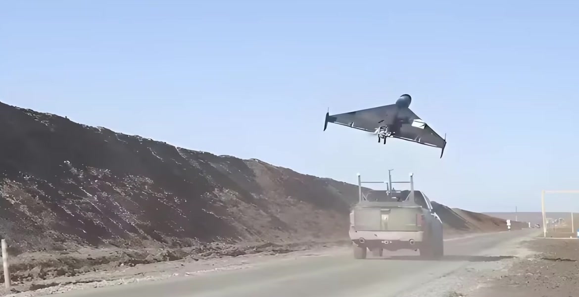 Skärmdump från en teknisk genomgång där en jetdriven drönare flyger över ett militärfordon