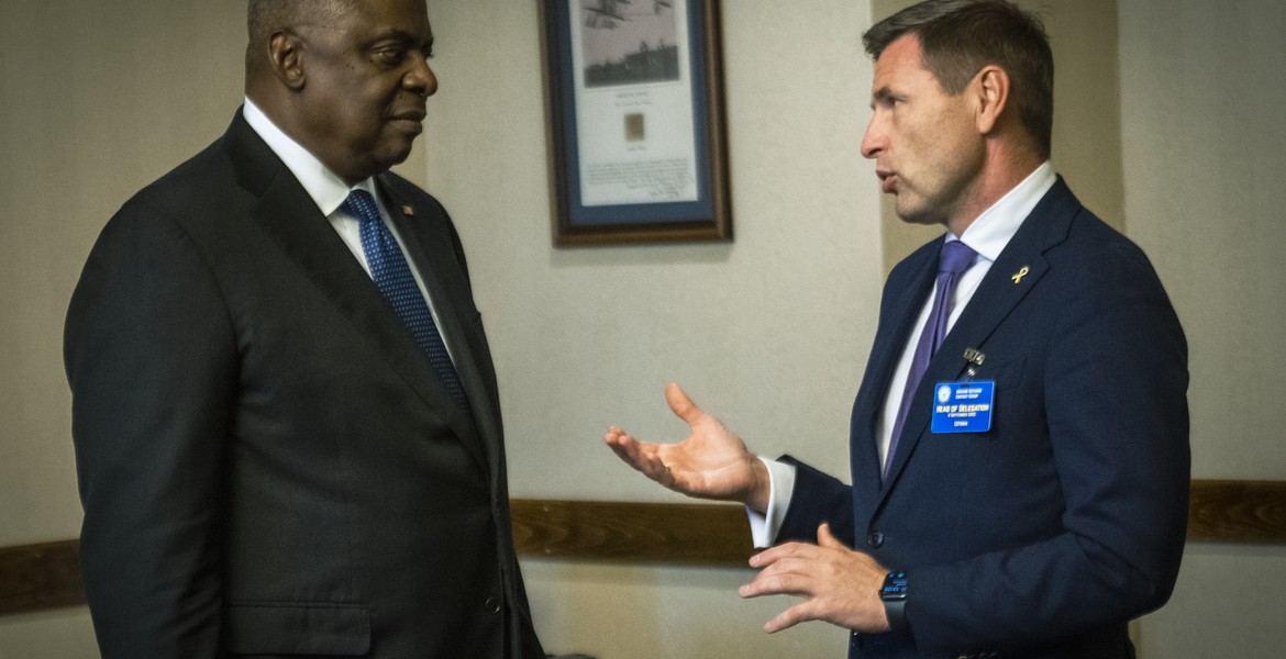 Estlands försvarsminister Hanno Pevkur talar med USA:s dåvarande försvarsminister Lloyd Austin.