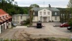 Vit tvåvåningsbyggnad med grått tak, Irans ambassad på Lidingö.