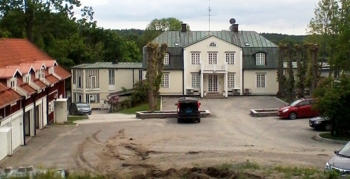 Vit tvåvåningsbyggnad med grått tak, Irans ambassad på Lidingö.