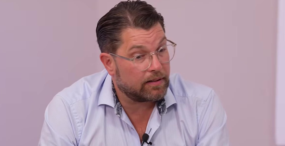Jimmie Åkesson talar i Riks studio under en diskussion om svensk identitet.