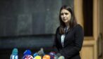 Julija Mendel talar framför en samling mikrofoner utanför en byggnad i Kiev.