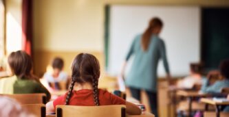 Eleverna förstår inte läraren – skolans svar är ett möte med tolk