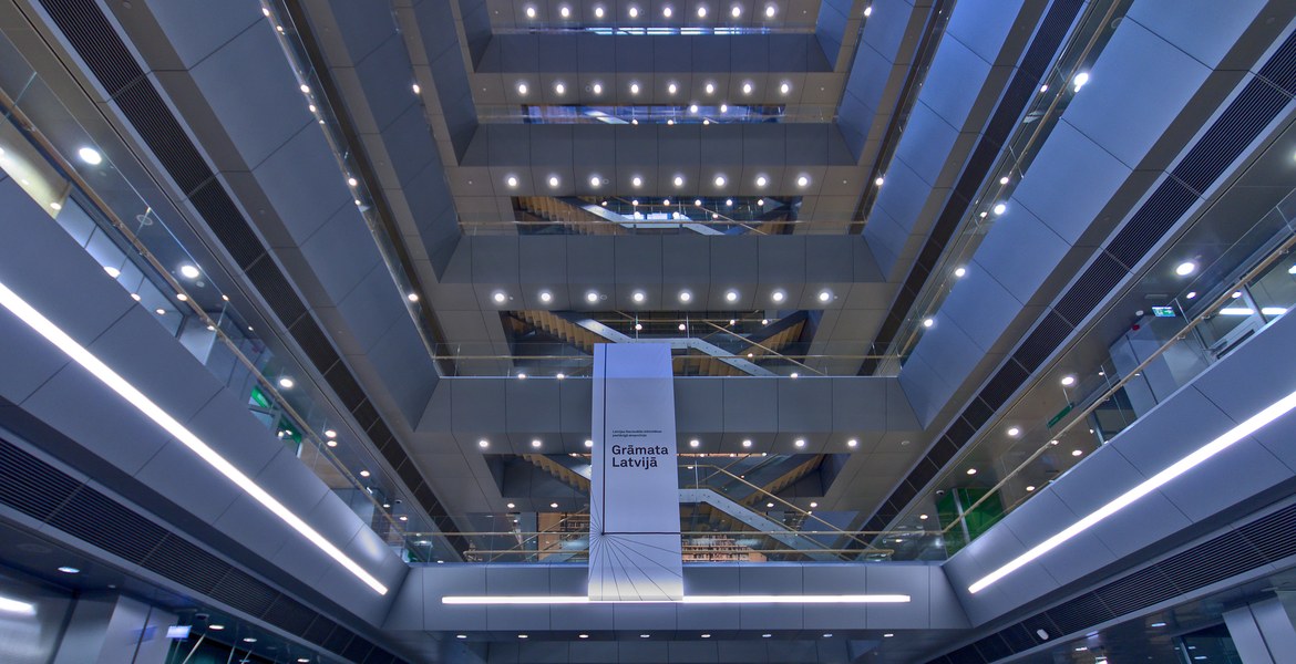 Bokformad installation i den stora hallen på Lettlands nationalbibliotek i Riga