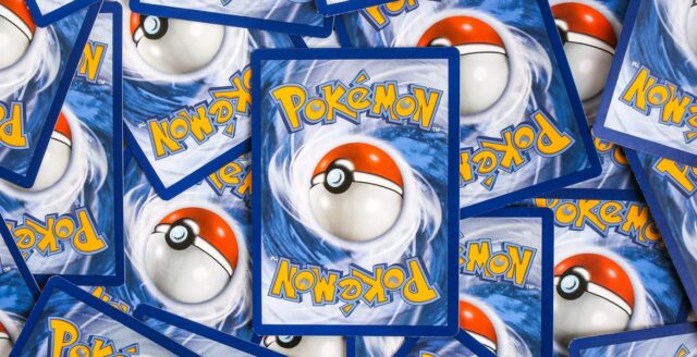 Baksidor av Pokémonkort i en hög