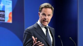 Mark Rutte talar vid ett Nato-podium