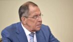 Sergej Lavrov i blå kostym vid ett möte.