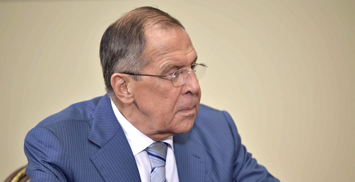 Sergej Lavrov i blå kostym vid ett möte.