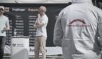Person i jacka med texten Återvandringsverket vid Alternativ för Sveriges torgmöte.