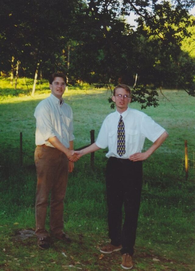 Jimmie Åkesson och Jimmy Windeskog tar i hand utomhus vid en SD-årskongress omkring år 2000.