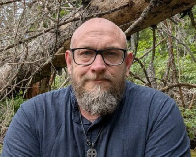 Magnus Söderman i skägg och glasögon utomhus.