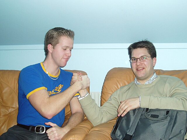 Per Nordin och Jimmie Åkesson tar i hand i skinnfåtöljer 2005.