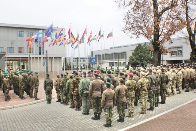 Soldater från NATO-länder framför nationsflaggor vid en ceremoni för Sveriges anslutning till alliansen