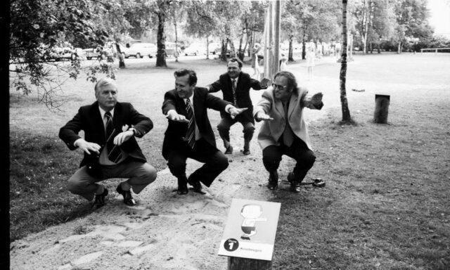 Fyra män i kostym gör knäböj vid en träningsbana i Kiel 1973