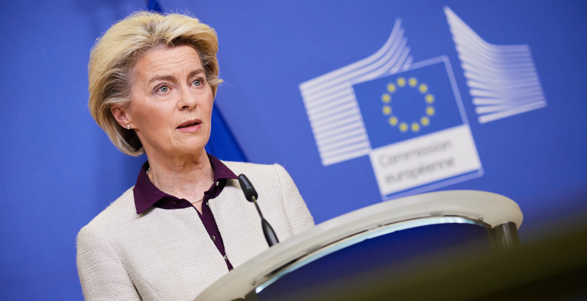 Ursula von der Leyen talar vid en presskonferens för EU-kommissionen.