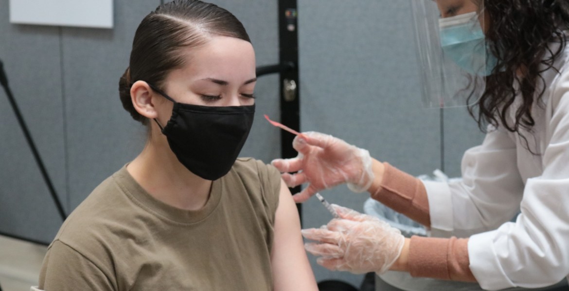 En amerikansk armésoldat får ett plåster på armen efter covidvaccination vid Fort Knox.