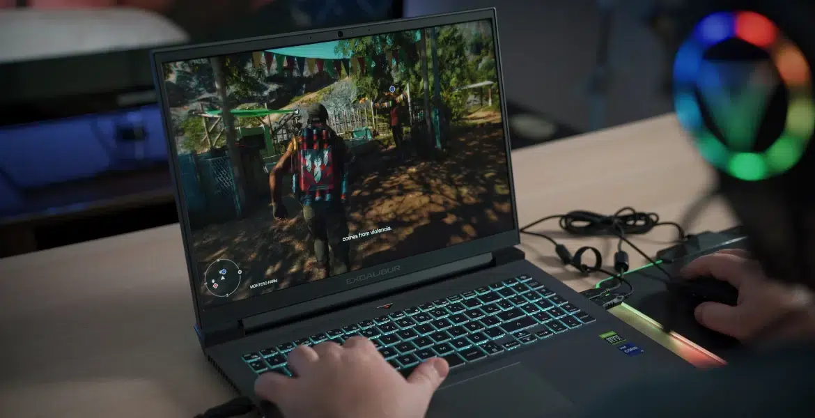 Person spelar videospel på en bärbar dator.