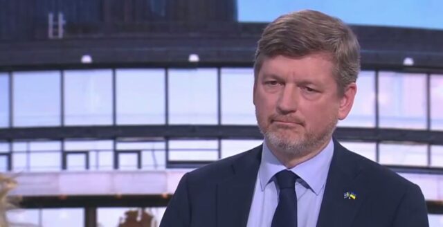 Martin Ådahl i SVT:s Aktuellt, med Ida Gabrielsson i förgrunden.