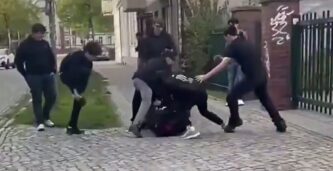 Här fångas den brutala gängmisshandeln av tyske pojken på film