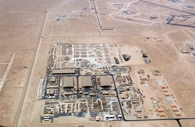 Flygfoto över byggnader och vägar vid Al Udeid-basen i Qatar.