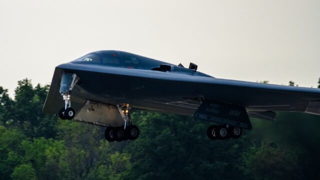 Ett B-2-bombplan lyfter från Whitemanbasen i Missouri.