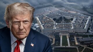 Redaktionellt montage med Donald Trump i förgrunden och Pentagonbyggnaden sedd från luften i bakgrunden.