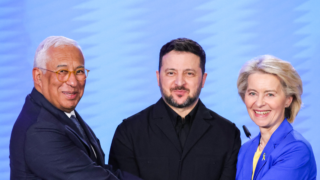 António Costa till vänster, Volodymyr Zelenskyj i mitten och Ursula von der Leyen till höger framför en blå bakgrund i Kyiv d