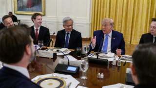 Donald Trump vid ett dukat mötesbord i Vita huset, med bland andra Mark Zuckerberg, Jensen Huang och Elon Musk.