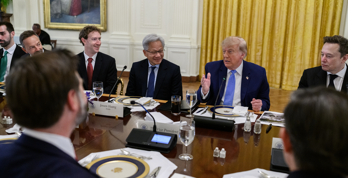 Donald Trump vid ett dukat mötesbord i Vita huset, med bland andra Mark Zuckerberg, Jensen Huang och Elon Musk.